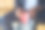 一名男子手拿笔记本的特写照片图片下载