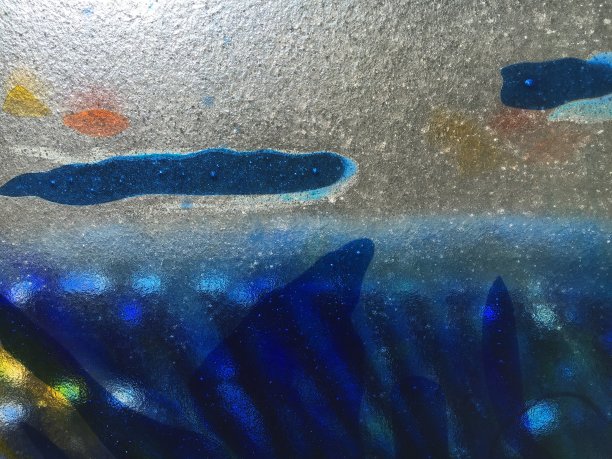 瑞士圣加仑市费尔德里公墓墓碑上的彩色装饰玻璃图片下载