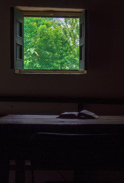 农家窗户旁的木桌上一本打开的书图片下载