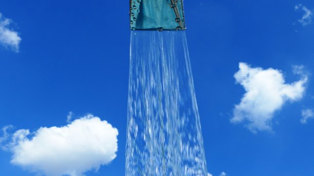 光线在流水上的反射。的背景图片。图片下载