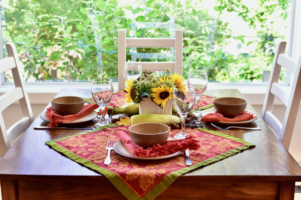 秋天秋天的感恩节餐桌为庆祝节日的家庭晚餐。图片下载