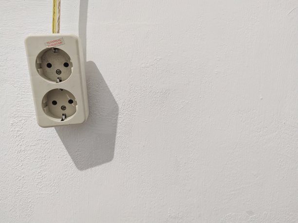 电气端子挂在墙上为白色图片下载