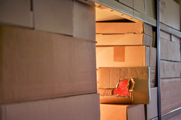 在仓库偷包裹，损坏货物包装。邮递过程中货物的偷窃和安全问题图片下载