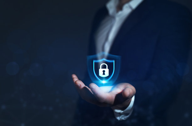 手持挂锁的商人。网络安全和数据保护。全球网络连接背景图片下载