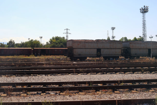 古火车站上有一列废弃的火车，是夏季铁路运输的景观图片下载