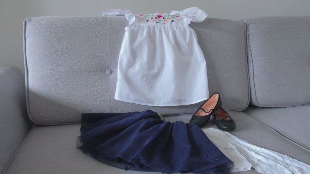 优雅的服装服装的女学生准备穿在开学第一天或年底毕业典礼图片下载