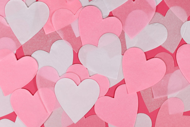 白色和粉红色的心形纸屑图片下载