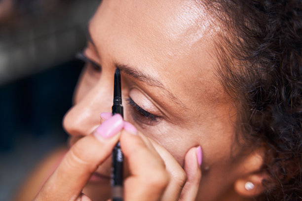 聚焦照片上女性手拿眉笔图片下载