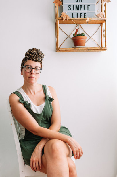 美女在看相机库存照片图片下载