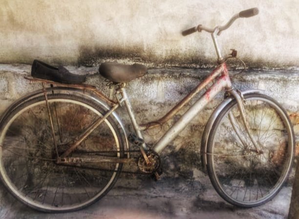 旧自行车不用了看起来很脏图片下载
