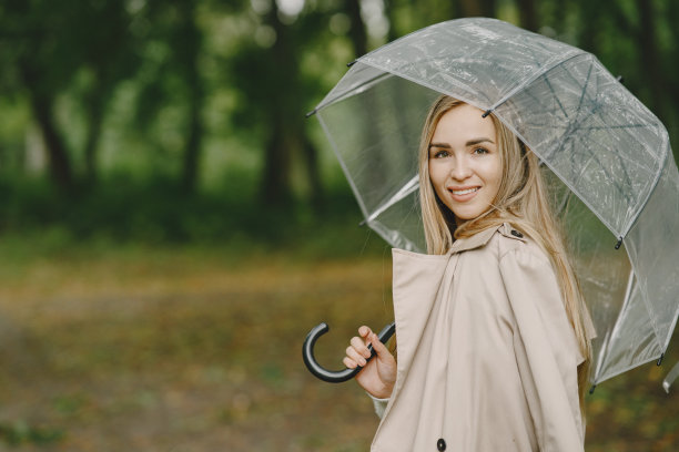 秋天公园里优雅的女人图片下载