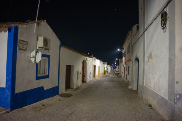 这是古巴阿连特霍镇一条低矮的街道。晚上的形象。图片下载