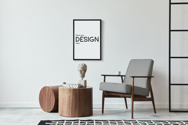 时尚的斯堪的纳维亚组成客厅与设计扶手椅，黑色模拟海报框架，地毯装饰，木凳子，装饰，阁楼墙和个人配件在现代家庭装饰。图片下载