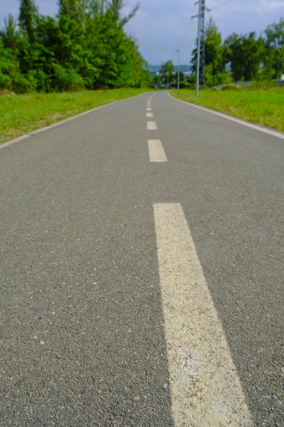 自行车道特写从下跨越自然景观和蓝天。城市基础设施图片下载