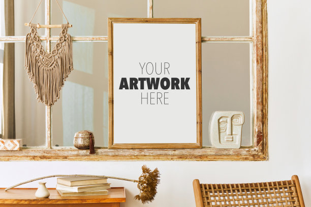 独特的客厅在现代风格的室内设计装饰，模拟海报框架在旧窗户，书籍和优雅的个人配件在家居装饰。模板。图片下载