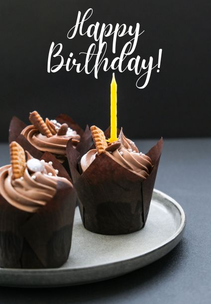 生日快乐短信贺卡。生日蜡烛纸杯蛋糕。假期图片下载