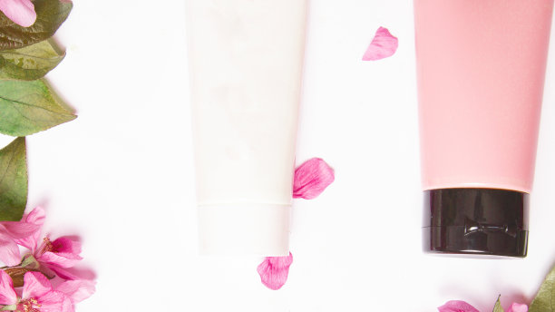 有机皮肤护理产品在白色背景与树枝开花的苹果树图片下载