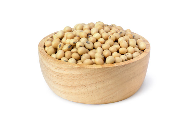 木碗中的大豆种子被隔离在白色背景上。图片下载