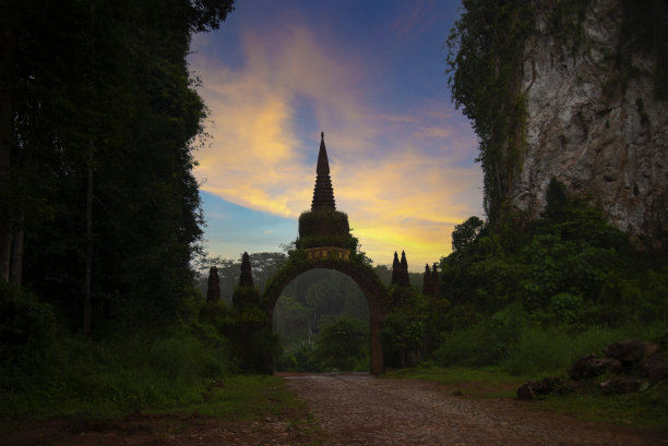 Khao Na Nai Luang Dharma Park寺庙，位于泰国苏拉特他尼省，山顶上有古老的拱门和金塔图片下载