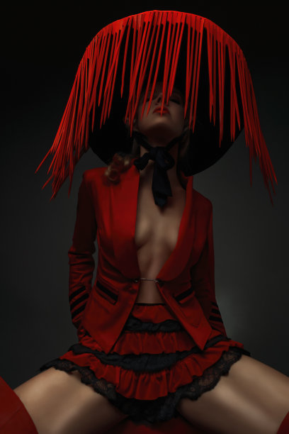 一幅忧郁的画像，画的是一位迷人的女人，身穿红色衣服，戴着一顶有木镶边的帽子图片下载