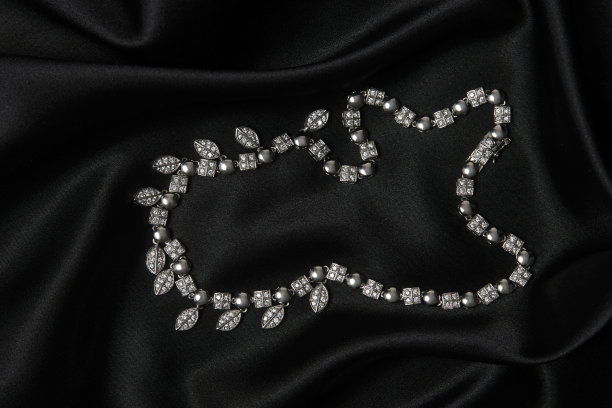 项链与钻石在黑色背景与复制空间图片下载