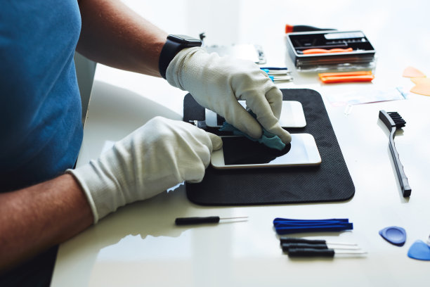 服务工程师清洗手机显示屏图片下载