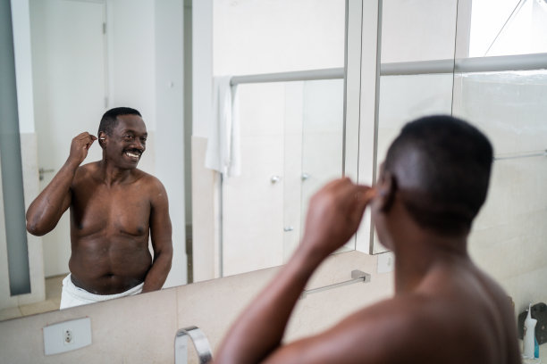 一位长者在家用棉签清洁耳朵图片下载