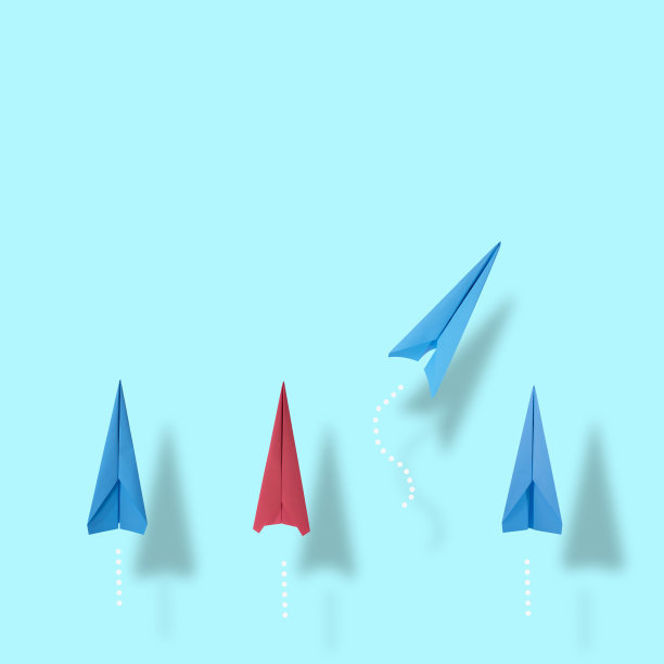 商业创意和创新解决方案。一个方向上的一组蓝色和红色纸飞机和一个蓝色纸飞机指向不同的方向。本空间图片下载