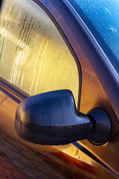 毛毛雨落在车的表面图片下载