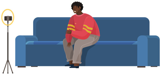 男子正在用智能手机录制视频。沙发上的人在用手机直播图片下载