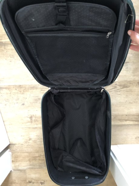 空的深绿色手推车箱图片下载