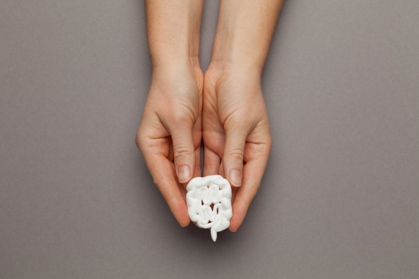 灰色背景上，手握肠道。胃肠道炎症。消化疼痛，治疗生态失调。益生菌图片下载