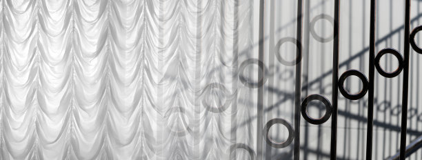 白色窗帘与黑色弧形钢室内装饰旗帜背景图片下载