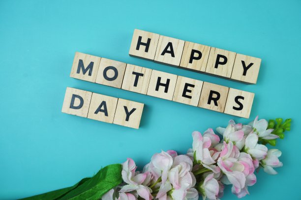 蓝色背景上有花朵装饰的母亲节快乐字母信图片下载