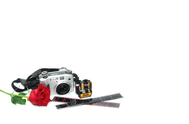 红玫瑰与相机在白色背景图片下载