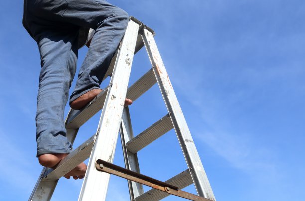 爬上梯子到天空的背景图片下载