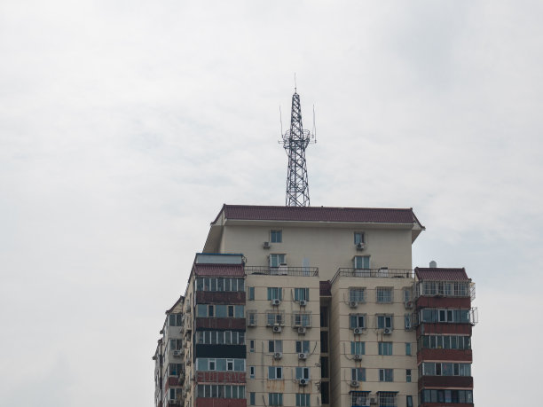 建筑物屋顶上的信号通信塔图片下载
