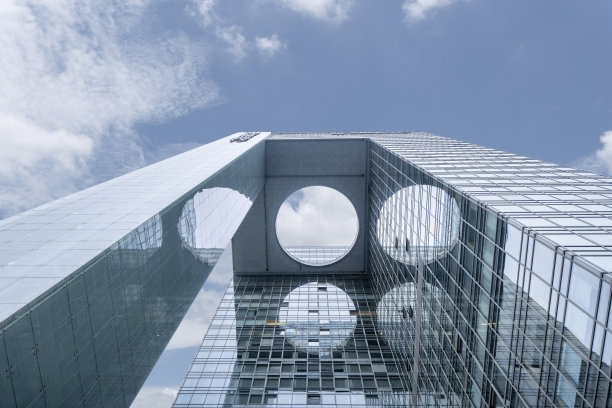 市中心蓝天白云下的摩天大楼图片下载