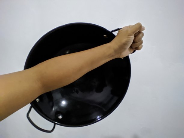 黑色坩埚的盾牌是附在手上的图片下载