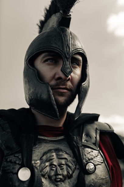 斯巴达战士的肖像，穿着盔甲和头盔。图片下载