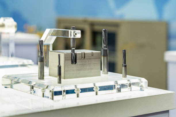 制造工艺中用于螺纹孔加工的螺旋槽螺纹攻丝组合钻具图片下载