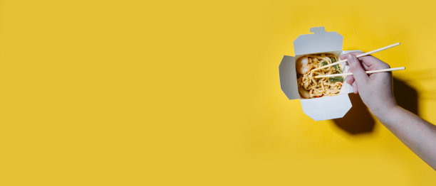 黄色背景上的外卖概念。面条在盒子里图片下载