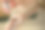 女性手拿滴管。美血清。瓶透明质酸与移液管滴，抗衰老化妆品在美容师手中的金色背景图片下载