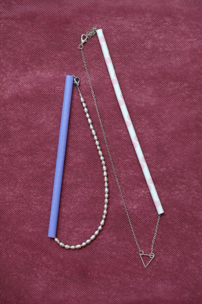 吸管和项链包装为一个周末旅行股票照片图片下载