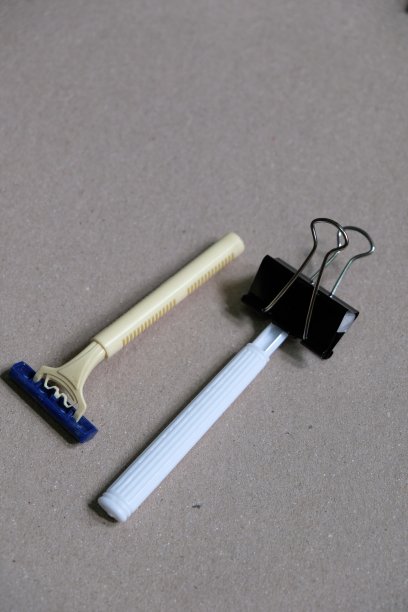 回形针和Rrazor打包行李为一个周末旅行股票照片图片下载