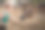 孩子给马吃苹果。一个金发女孩用手掌喂一匹棕色的马。男孩给马一顿大餐。好夏天的气氛。美丽温暖的日落阴影图片下载