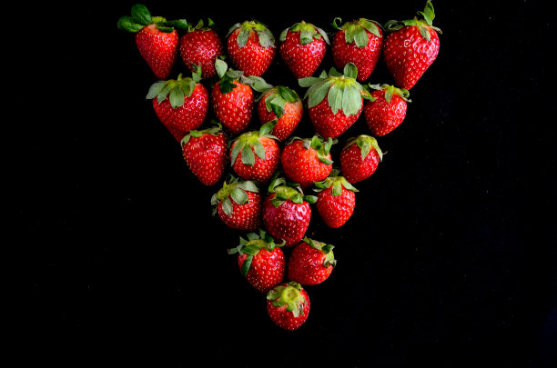 新鲜成熟的草莓图片下载