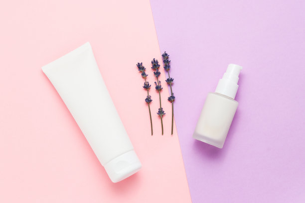 白色管霜或剥落与精华瓶和薰衣草花图片下载