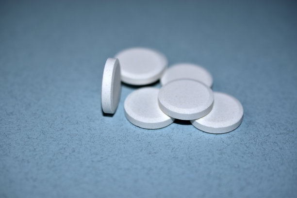 蓝色背景上的白色扁平药片图片下载
