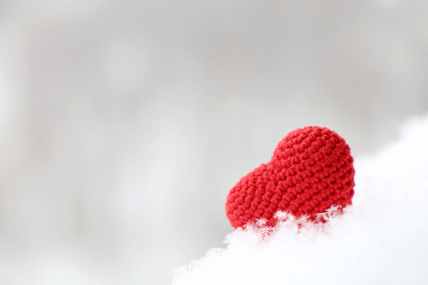 爱情的心，情人节的卡片，红色的针织象征激情的雪图片下载